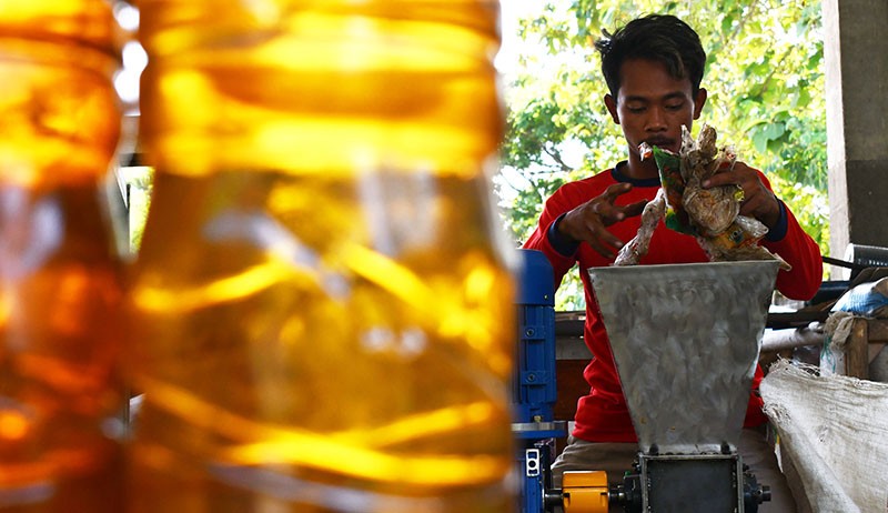 Pekerja di Madiun Ubah Plastik Jadi BBM Solar, Sehari Hasilkan 10 Liter - Bagian 1