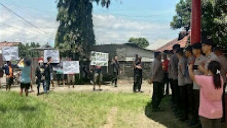 Masyarakat Desa di Minahasa Selatan Demo, Desak Kumtua Transparan Kelola Anggaran