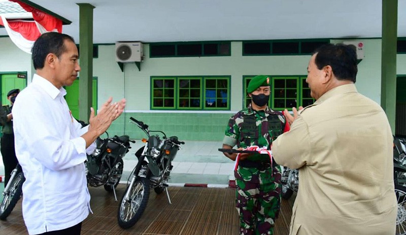 Momen Kedekatan Jokowi dan Prabowo saat Serahkan Kendaraan ke Kodim 1503/Tual - Bagian 4