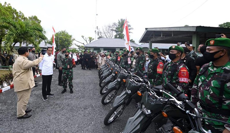 Momen Kedekatan Jokowi dan Prabowo saat Serahkan Kendaraan ke Kodim 1503/Tual - Bagian 3