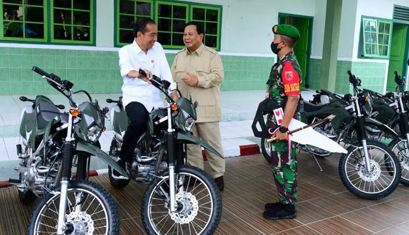 Momen Kedekatan Jokowi dan Prabowo saat Serahkan Kendaraan ke Kodim 1503/Tual - Bagian 1