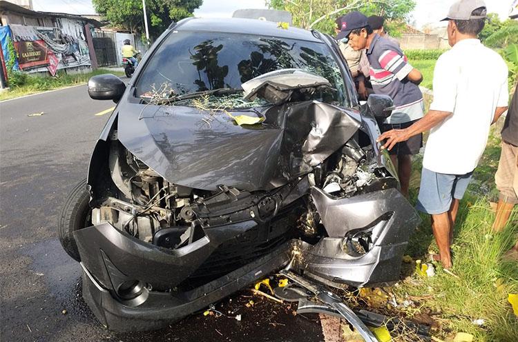 Sedan Tabrak Pohon di Jalan Parangtritis, 5 Penumpang Dilarikan ke Rumah Sakit 