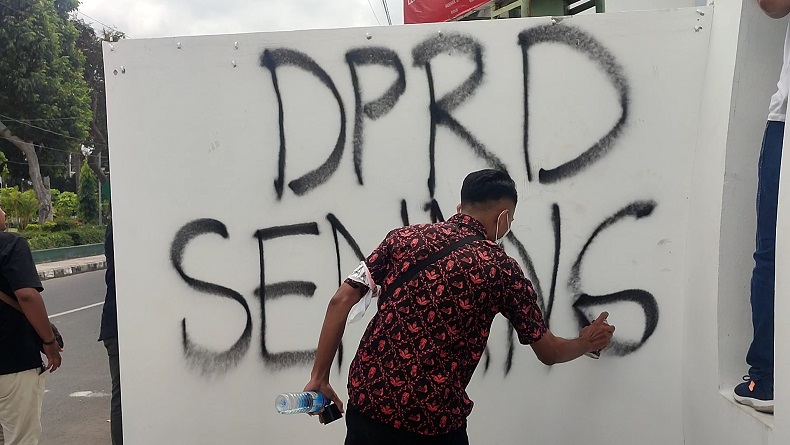 Pintu hingga Tembok DPRD Lotim Jadi Sasaran Corak-coret Pendemo, Aksi sempat Ricuh