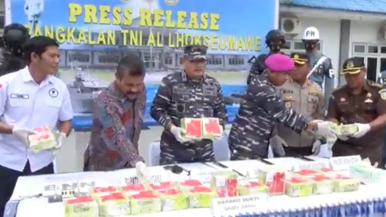 Anggota TNI AL Temukan 23,98 Kg Sabu di Pesisir Pantai Aceh Utara