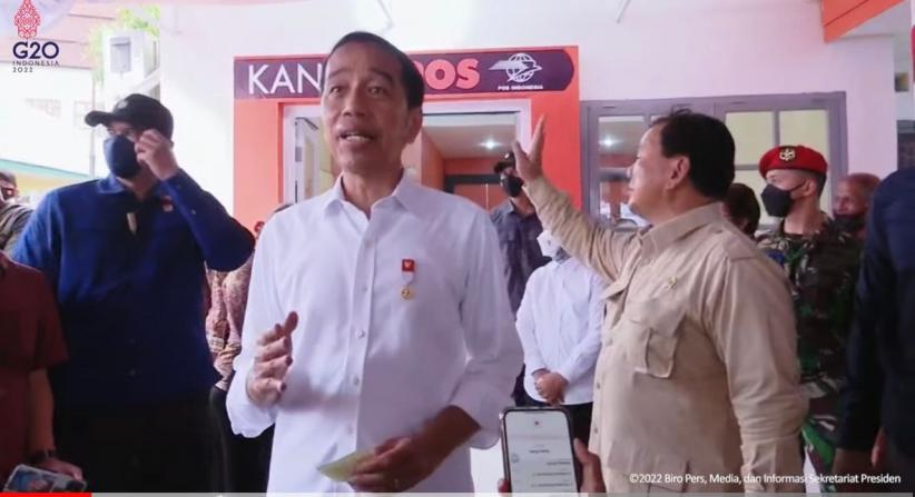 Sigap, Bahasa Tubuh Prabowo Saat Dampingi Jokowi di Maluku Jadi Sorotan