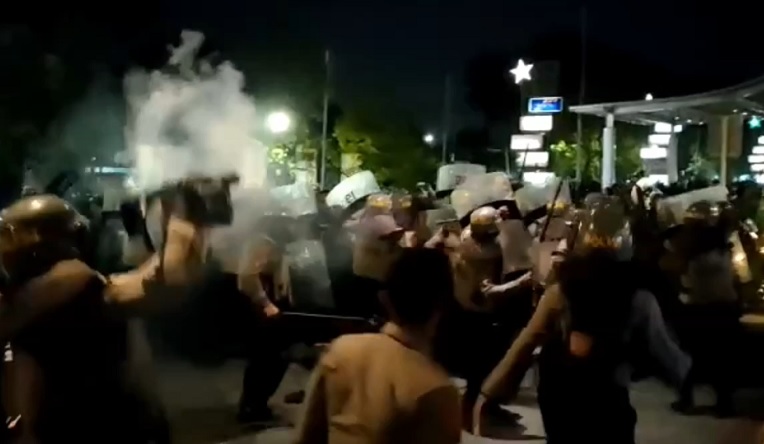 Rusak Fasilitas Kantor Persebaya, Ratusan Bonek Kocar-Kacir karena Gas Air Mata 