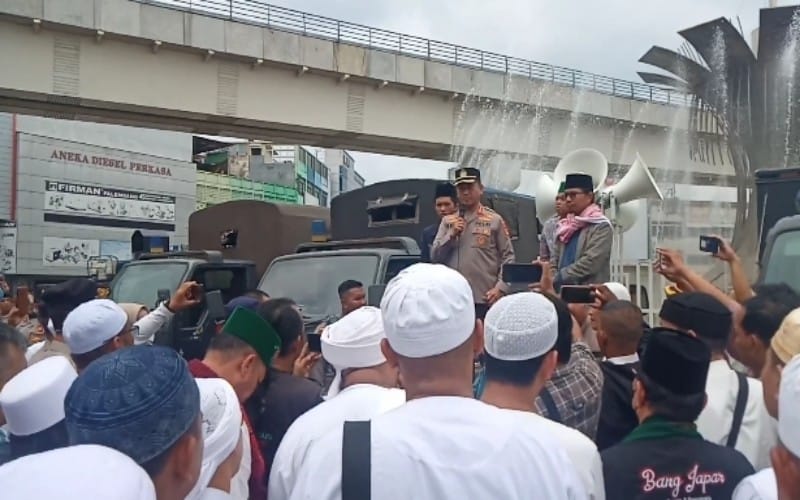 Polisi Bubarkan Demo Tolak Kenaikan BBM Depan Masjid Agung Palembang, Ini Pemicunya