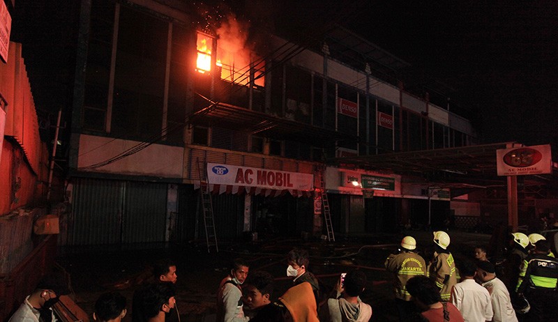 115 Petugas Damkar Padamkan Api yang Membakar Ruko di Jalan Haji Nawi Kebayoran  - Bagian 2