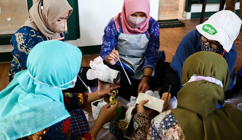 Guru-Guru SD di Depok Diberikan Pelatihan Kerajinan Tangan dari Barang Bekas - Bagian 2