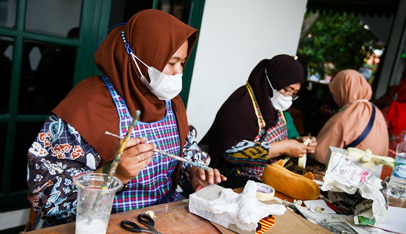 Guru-Guru SD di Depok Diberikan Pelatihan Kerajinan Tangan dari Barang Bekas - Bagian 3