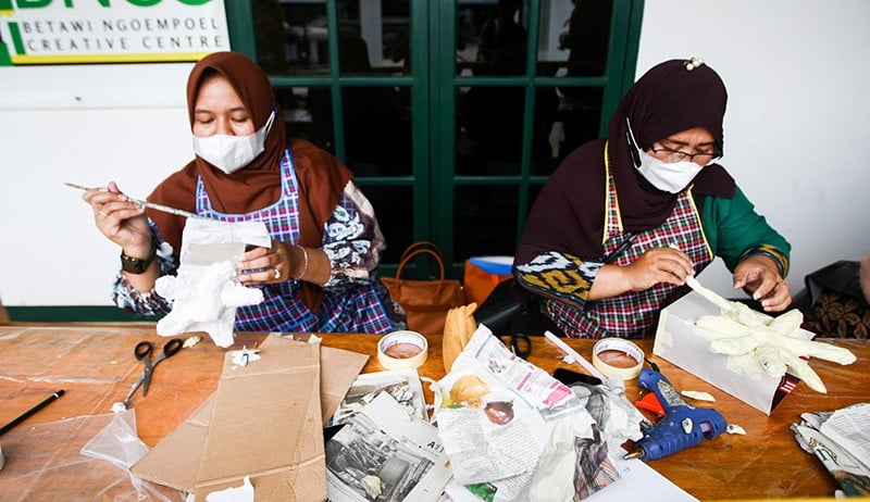 Guru-Guru SD di Depok Diberikan Pelatihan Kerajinan Tangan dari Barang Bekas - Bagian 1