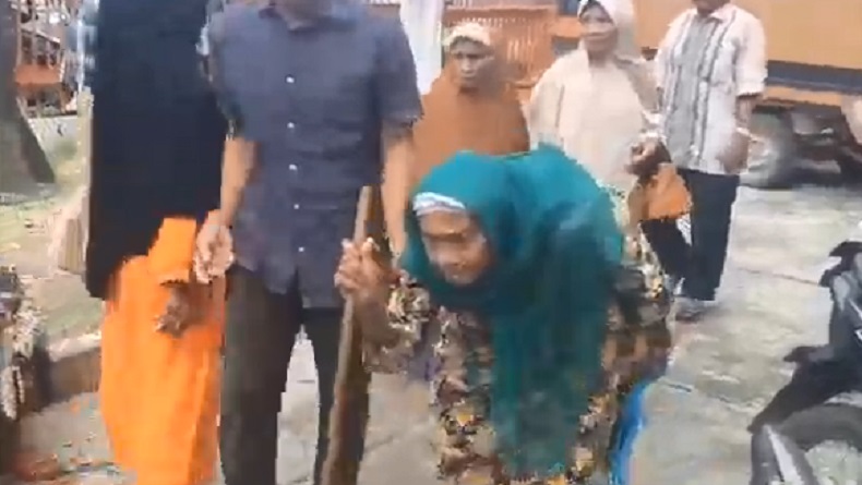 Bikin Haru, Nenek 90 Tahun Kondisi Bungkuk Pegang Tongkat Ikut Antre BLT BBM
