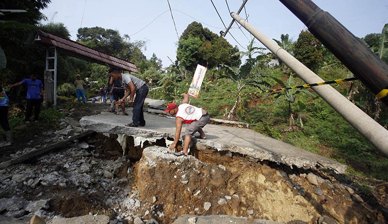 Bencana Tanah Bergerak di Bogor, Jalanan Terbelah dan Belasan Rumah Hancur - Bagian 3