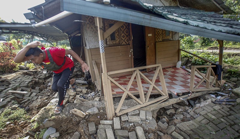 Bencana Tanah Bergerak di Bogor, Jalanan Terbelah dan Belasan Rumah Hancur - Bagian 4