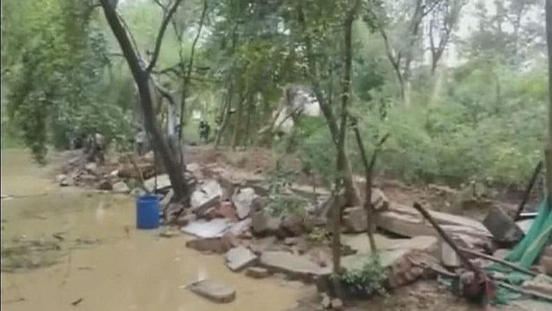 Tembok Roboh usai Dilanda Hujan Lebat, 9 Orang Tewas