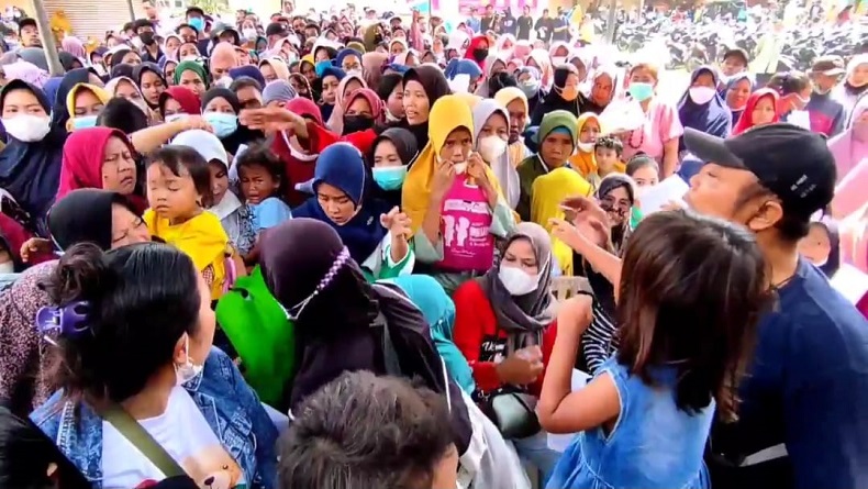 Penyaluran BLT BBM di Mundu Cirebon Ricuh, Anak-anak dan Lansia Terjepit