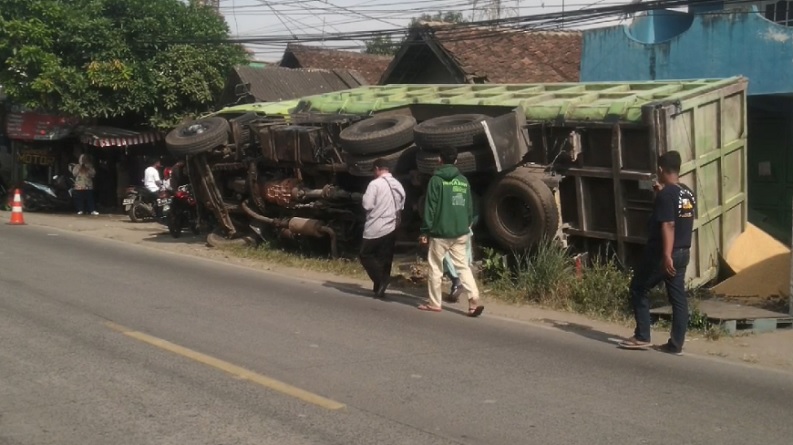 Truk Hantam Sejumlah Kendaraan dan Rumah di Cilegon, 8 Orang Dilarikan ke RS