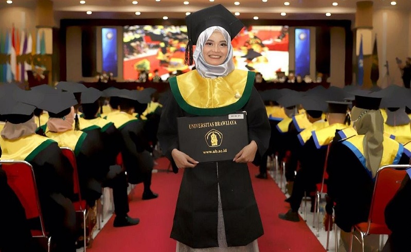 Luar Biasa Gadis Cantik Ini Raih Gelar Sarjana Kedokteran Di Usia 18 Tahun