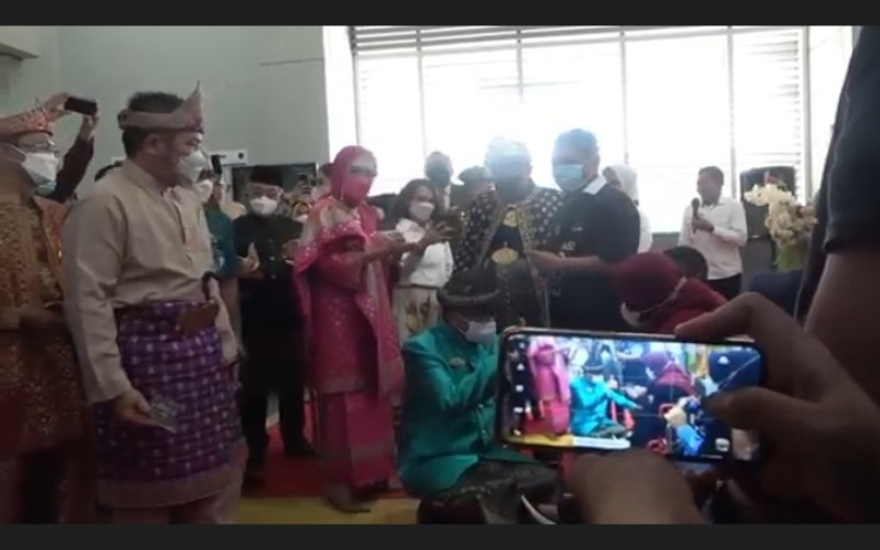 Menhub dan Gubernur Sumsel Bagikan Kartu Elektronik LRT Khusus Disabilitas