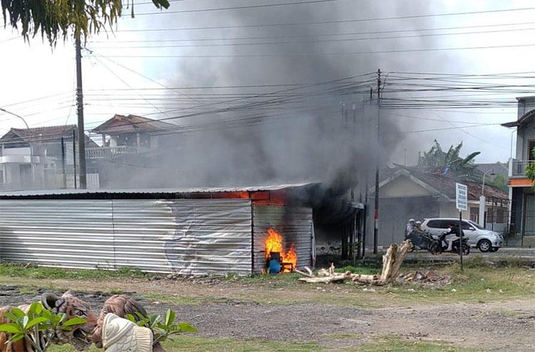 Warung Lesehan Samping Polsek Piyungan Ludes Terbakar, Kerugian Rp30 Juta