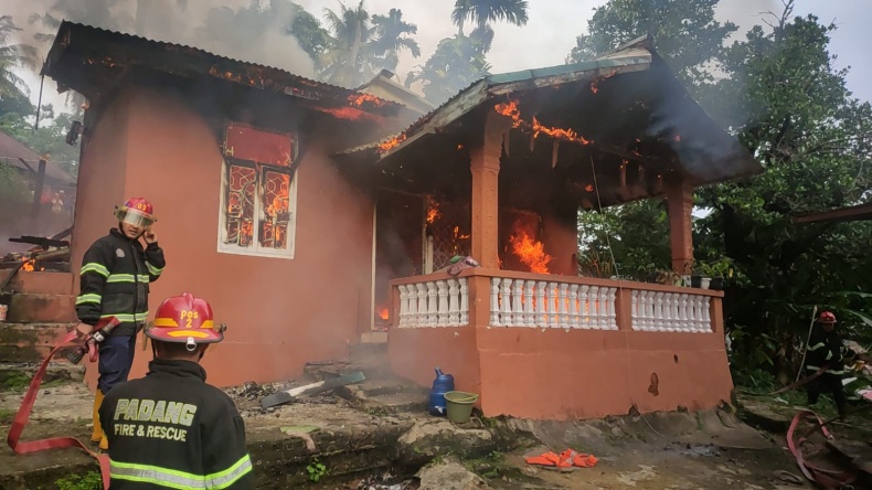 Kebakaran di Padang, Rumah senilai Rp300 Juta Ludes Dilalap Api