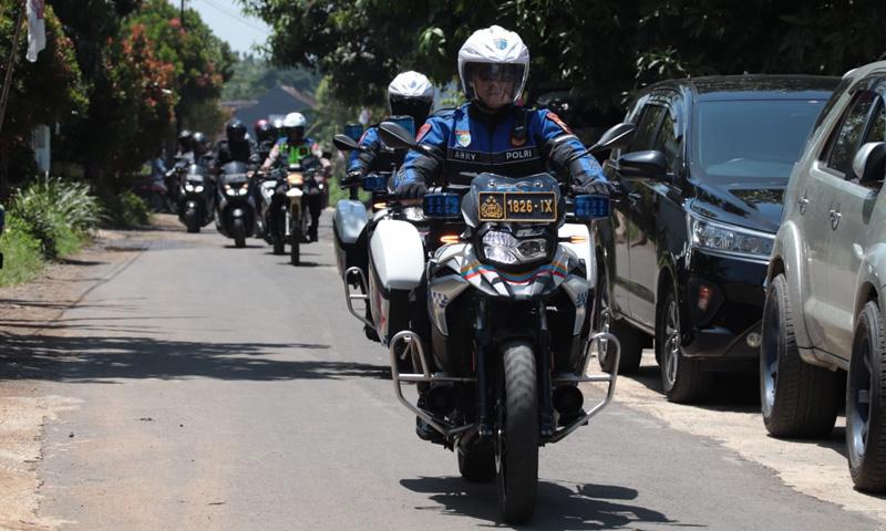 Gunakan Motor, Polda Jateng dan Mahasiswa Blusukan Bagikan Bansos di Semarang-Kendal