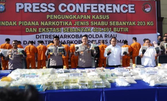 Gulung 16 Tersangka, Polda Riau Amankan 203 Kg Sabu dan 404.491 Butir Ekstasi