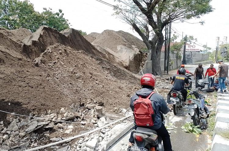 Tembok Depo Pasir dan Batu Ambruk Timpa 2 Pengendara Motor hingga Terluka