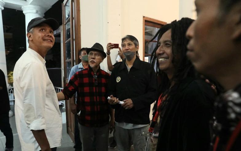 title Ganjar Puji Sawung Jabo: Seniman yang Punya Semangat Luar Biasa Ganjar Puji Sawung Jabo: Seniman yang Punya Semangat Luar Biasa