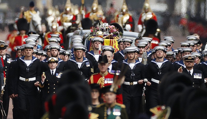 Peti Jenazah Ratu Elizabeth II Dibawa Kereta Meriam, Ditarik Prajurit Royal Navy - Bagian 4