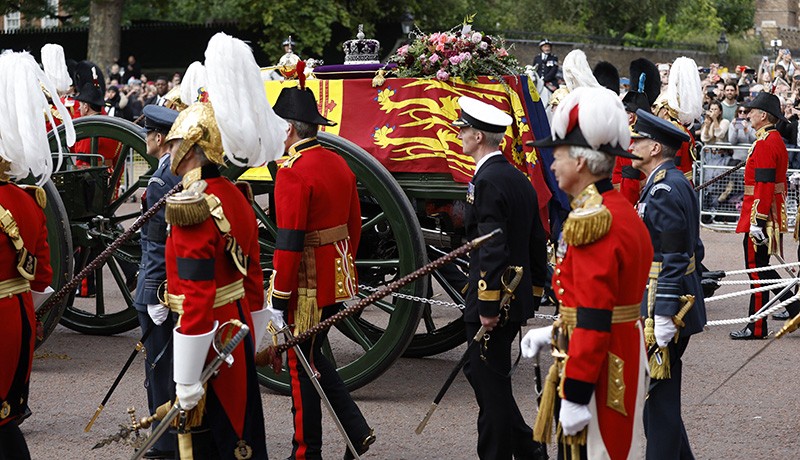 Peti Jenazah Ratu Elizabeth II Dibawa Kereta Meriam, Ditarik Prajurit Royal Navy - Bagian 3