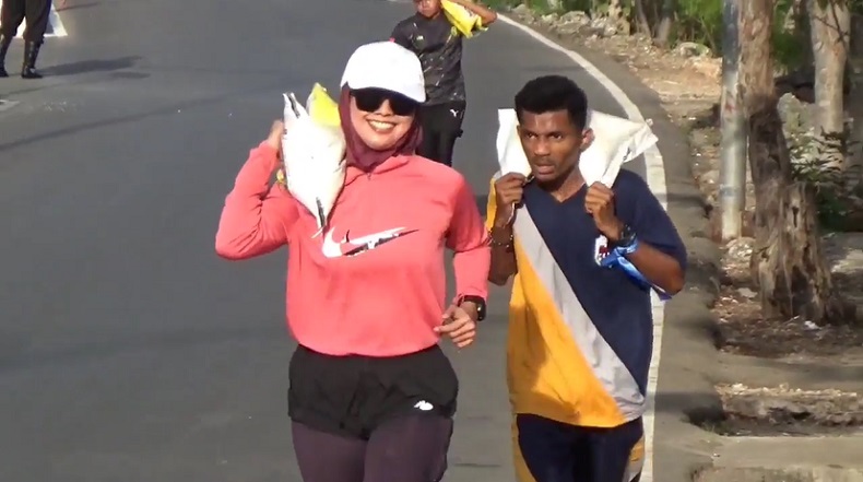 title Satlantas Polresta Kupang Gelar Lomba Unik, Peserta Wajib Lari 2,5 Km Sambil Pikul Beras 5 Kg Satlantas Polresta Kupang Gelar Lomba Unik, Peserta Wajib Lari 2,5 Km Sambil Pikul Beras 5 Kg