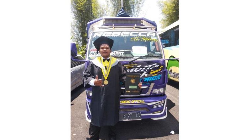 Bersyukur Lulus Sarjana, Wisudawan UMS Naik Truk Menuju Lokasi Wisuda