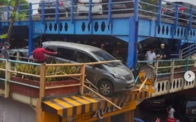 Viral Mobil Nyaris Jatuh di Parkiran Lantai 2 RS Polri Kramat Jati