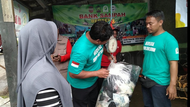 World CleanUp Day Indonesia 2022, Warga Cijulang Ciamis Tabung Sampah Jadi Cuan