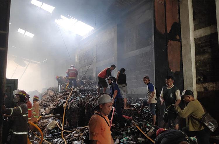 Gudang Pengepul Kertas Bekas di Bantul Terbakar, Kerugian Capai Miliaran Rupiah