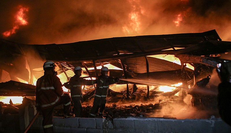 Disambar Petir, Gudang Plastik di Tangerang Ludes Terbakar - Bagian 2