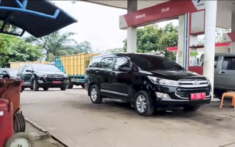title Tanpa Rasa Bersalah, 2 Mobil Dinas Pemkab PALI Antre BBM Subsidi Tanpa Rasa Bersalah, 2 Mobil Dinas Pemkab PALI Antre BBM Subsidi