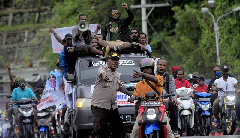 Ribuan Pendukung Lukas Enembe Turun Gunung, Tolak Penetapan Tersangka KPK - Bagian 2