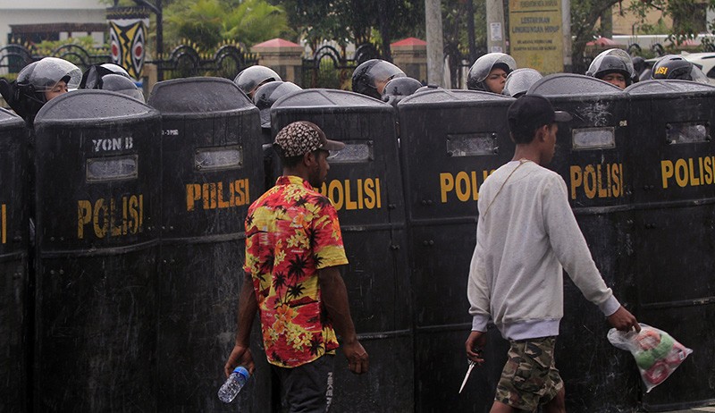 Ribuan Pendukung Lukas Enembe Turun Gunung, Tolak Penetapan Tersangka KPK - Bagian 4