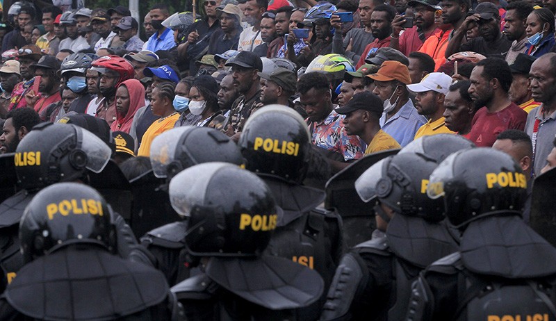 Ribuan Pendukung Lukas Enembe Turun Gunung, Tolak Penetapan Tersangka KPK - Bagian 1