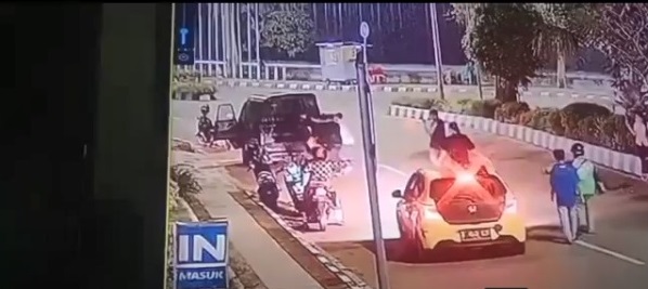 Detik-detik Pikap Tabrak Petugas Kebersihan Jalan di Kaltim, Korban Kritis