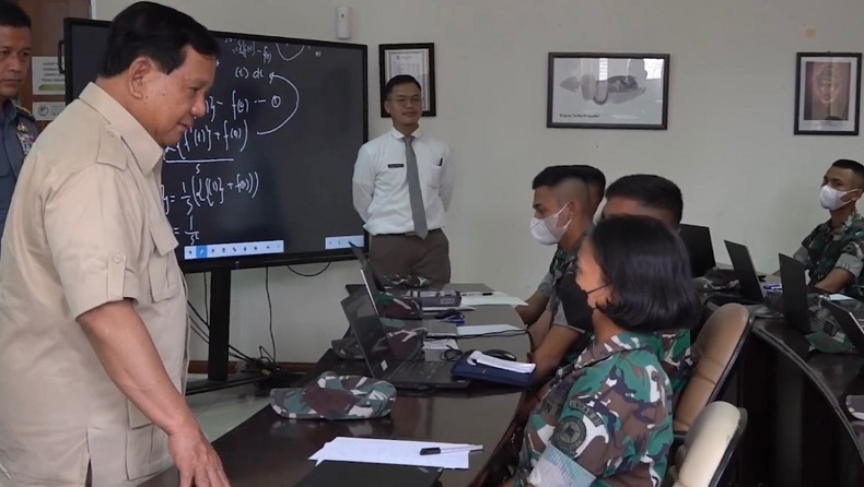 Momen Prabowo Berdialog dengan Mahasiswi Teknik Unhan Anak Pedagang Bakso: Bapakmu Hebat!