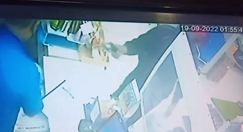 Todongkan Pistol, Perampok di Sidoarjo Kuras Uang dalam Brankas Minimarket