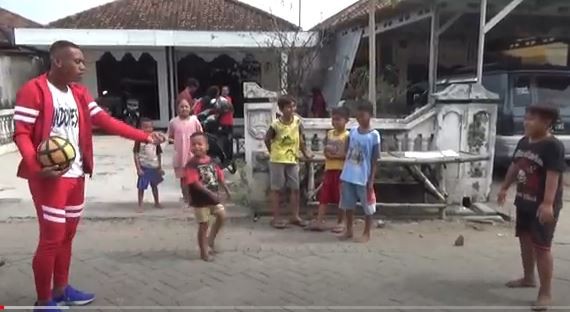 Usai Kalahkan Vietnam, Penggawa Timnas asal Jombang Main Bola dengan Anak-Anak