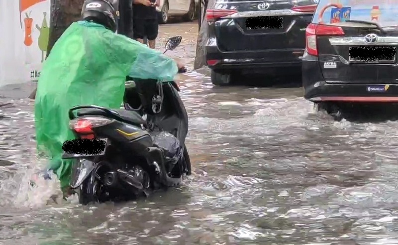 Hujan Deras Sebabkan Banjir 40 Cm di Pulogadung, Banyak Motor Mogok
