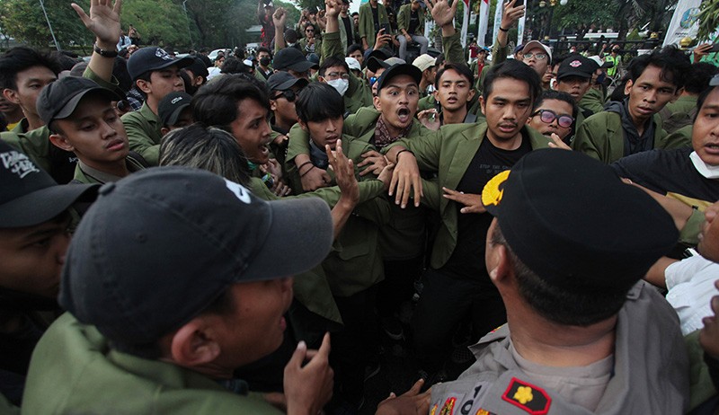 Unjuk Rasa BBM Subsidi Ricuh, Mahasiswa-Polisi Saling Dorong - Bagian 1