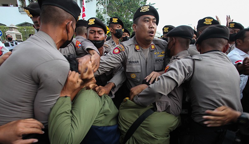 Unjuk Rasa BBM Subsidi Ricuh, Mahasiswa-Polisi Saling Dorong - Bagian 2