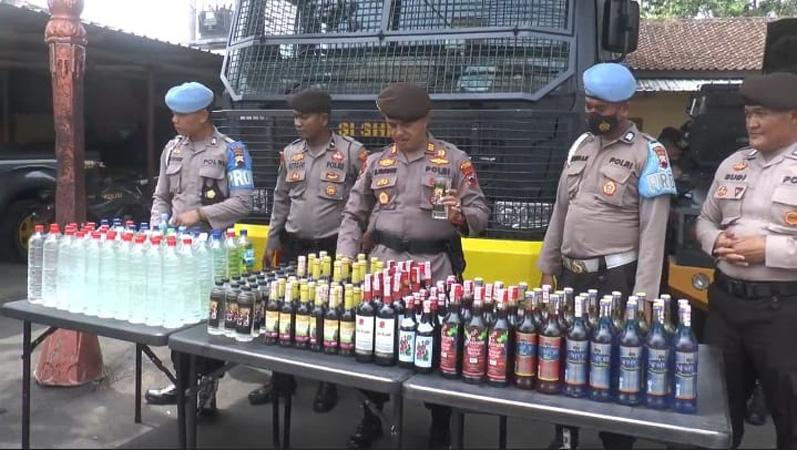 Kelabui Razia Petugas, Pedagang Ini Simpan Ratusan Botol Miras di Plafon Kamar Mandi