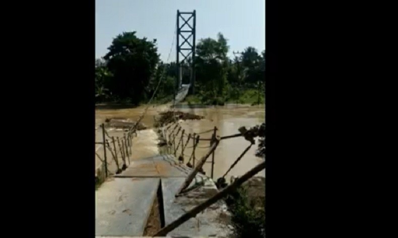 Detik-Detik Jembatan Gantung di Cikeusik Ambrol Diterjang Banjir, Warga Terpaksa Naik Perahu